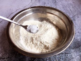 6、香炸茄子盒,放入3g泡打粉。