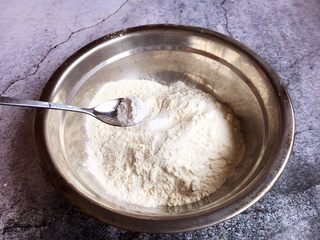 8、香炸茄子盒,少许的盐。