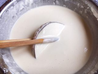 17、香炸茄子盒,让茄子均匀蘸满面糊。