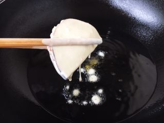 18、香炸茄子盒,当油温7、8成热时放入茄子。