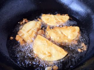 20、香炸茄子盒,将两面都煎至金黄色。