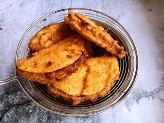 22、香炸茄子盒,炸好的茄盒放在笊篱里沥一下油即可食用。