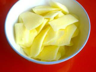 2、宝宝辅食(苹果米糊),苹果去皮，片成薄片儿放入碗内；