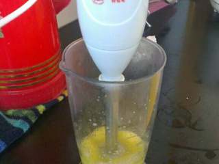 4、宝宝辅食(苹果米糊),取出倒入搅拌机里将蒸好的苹果打成泥状；