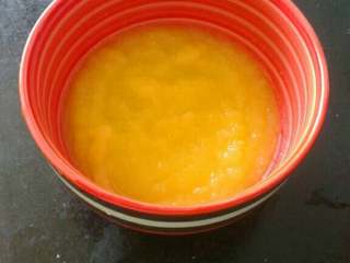 5、宝宝辅食(苹果米糊),倒入小碗内；