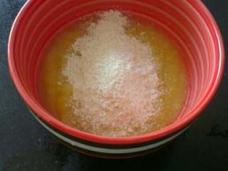 6、宝宝辅食(苹果米糊),倒入适量米粉；