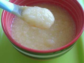 7、宝宝辅食(苹果米糊),淋入适量热水搅拌均匀即可喂宝宝食用^O^