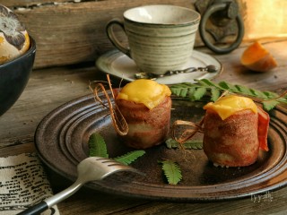 1、#咸味#芝士香芋培根卷,这道菜是我自主研究创新的，用培根的焦香包裹住芋泥和芝士的香，吃到嘴里就是各种香