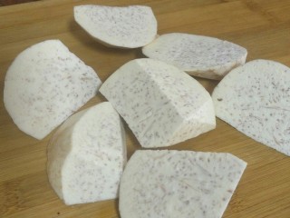 2、#咸味#芝士香芋培根卷,芋泥去皮切块（尽量带手套削皮，手才不会痒）