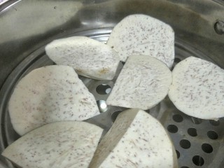 3、#咸味#芝士香芋培根卷,放入蒸笼隔水蒸熟（用筷子可以轻易捅进香芋中间就表示熟了）