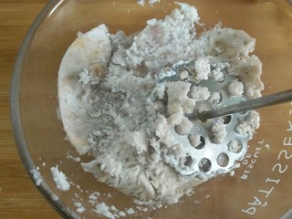 4、#咸味#芝士香芋培根卷,蒸熟后压成芋泥