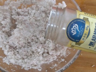 5、#咸味#芝士香芋培根卷,加入黑胡椒粒