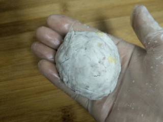 6、#咸味#芝士香芋培根卷,用手揉成一个稍微椭圆形的圆球