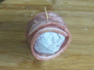 8、#咸味#芝士香芋培根卷,用牙签插入在培根接口