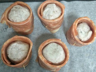 9、#咸味#芝士香芋培根卷,放入烤盘