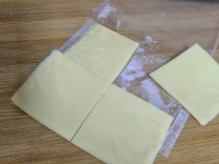 10、#咸味#芝士香芋培根卷,芝士切成4小份