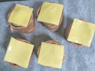 11、#咸味#芝士香芋培根卷,放到芋泥培根卷上