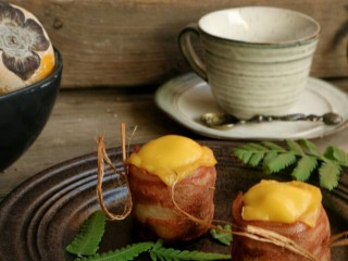 12、#咸味#芝士香芋培根卷,预热烤箱180°后，中层上下火13分钟左右