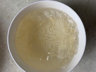 1、芒果慕斯蛋糕,吉利丁片提前泡适量凉白开（夏天用冰水）软化