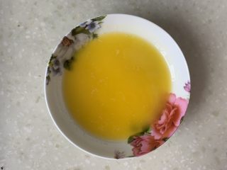 2、芒果慕斯蛋糕,黄油隔水融化备用