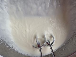 7、芒果慕斯蛋糕,淡奶油中加入糖粉，打发至半流动状态。