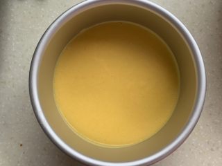 9、芒果慕斯蛋糕,倒入模具中，震动排出气泡。再切一个小芒果，取肉，切丁，放进去。