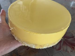 12、芒果慕斯蛋糕,敷 热毛巾，脱模。