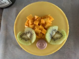 13、芒果慕斯蛋糕,自选水果、巧克力等装饰即可