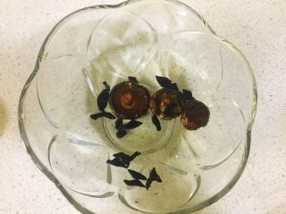 1、虫草花汽锅鸡,香菇和木耳用水泡发。