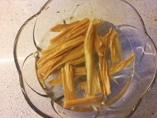 2、虫草花汽锅鸡,泡发腐竹。