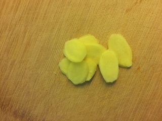 3、虫草花汽锅鸡,姜切片。