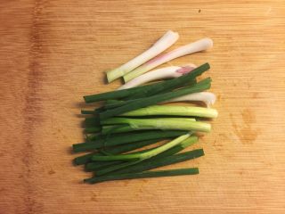 4、虫草花汽锅鸡,葱切段。