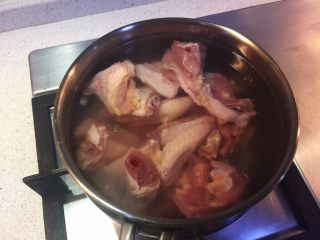 5、虫草花汽锅鸡,冷水下鸡块，放入三片姜和适量料酒，煮沸。