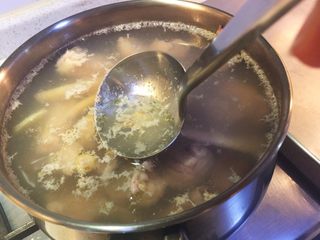 6、虫草花汽锅鸡,一边煮一边撇去浮沫和油脂。水开后煮一分钟后捞起，用清水洗净，沥干水分。