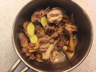 7、虫草花汽锅鸡,飞好水的鸡块下适量盐和糖，再下一点料酒，搅拌均匀，腌制半小时。