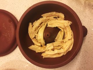 8、虫草花汽锅鸡,蒸汽锅底铺泡发好腐竹。