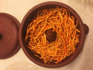 9、虫草花汽锅鸡,再放一层虫草花。