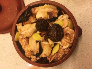10、虫草花汽锅鸡,放入鸡块、姜片、木耳和香菇。