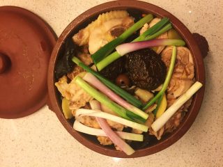 11、虫草花汽锅鸡,表面铺上葱段。