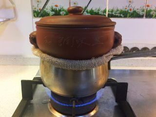 12、虫草花汽锅鸡,取一奶锅，口径刚好比蒸汽锅小些，锅中添满水，锅口围一圈毛巾。汽锅架在毛巾上，盖上盖子，烧开水后转中小火慢慢蒸2个小时。