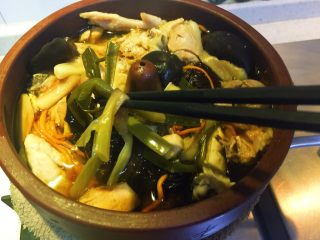 13、虫草花汽锅鸡,我蒸了三个小时。起锅前把姜和葱段都挑出来。