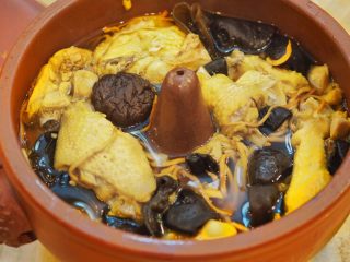 15、虫草花汽锅鸡,鸡肉酥软，汤汁鲜香。