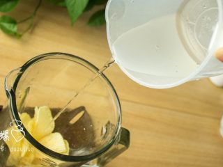 7、蜜汁果冻爽过葛优瘫,分别加入小半碗水。（加了水才能搅拌，啊不然干搅是要让搅拌机上天咯？）