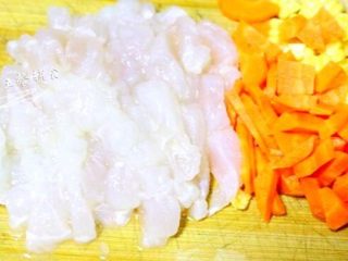 2、鱼饼,胡萝卜切丁，鱼肉切丁。