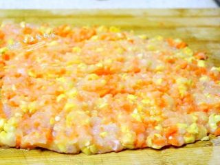 3、鱼饼,一起剁碎，或者搅拌机不加水搅碎。15个月以上的宝宝就不需要剁的很碎了，适当慢慢锻炼他的咀嚼能力。