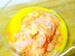 4、鱼饼,放入容器，加入一个鸡蛋，拌均匀。