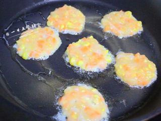 6、鱼饼,热锅热少油，中小火，勺子挖一勺糊到锅里，再轻轻压扁鱼饼。煎至金黄色翻面，另一面也金黄色出锅。