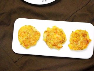 7、鱼饼,煎好，放在吸油纸上，凉些即可使用。