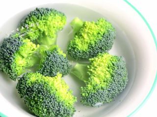 3、蔬菜杂粮粥, 西兰花切下来，用盐水泡半小时。