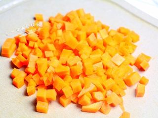 5、蔬菜杂粮粥,水煮开后，米全部加入再次煮开 ，小火继续熬煮。开始洗胡萝卜，切丁，米煮了10分钟后，加入胡萝卜。